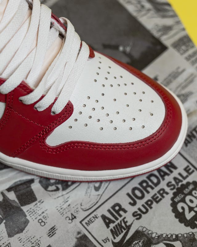 Fotografía de una zapatilla de baloncesto sobre un periódico con anuncios para hablar de la propuesta única de ventas.